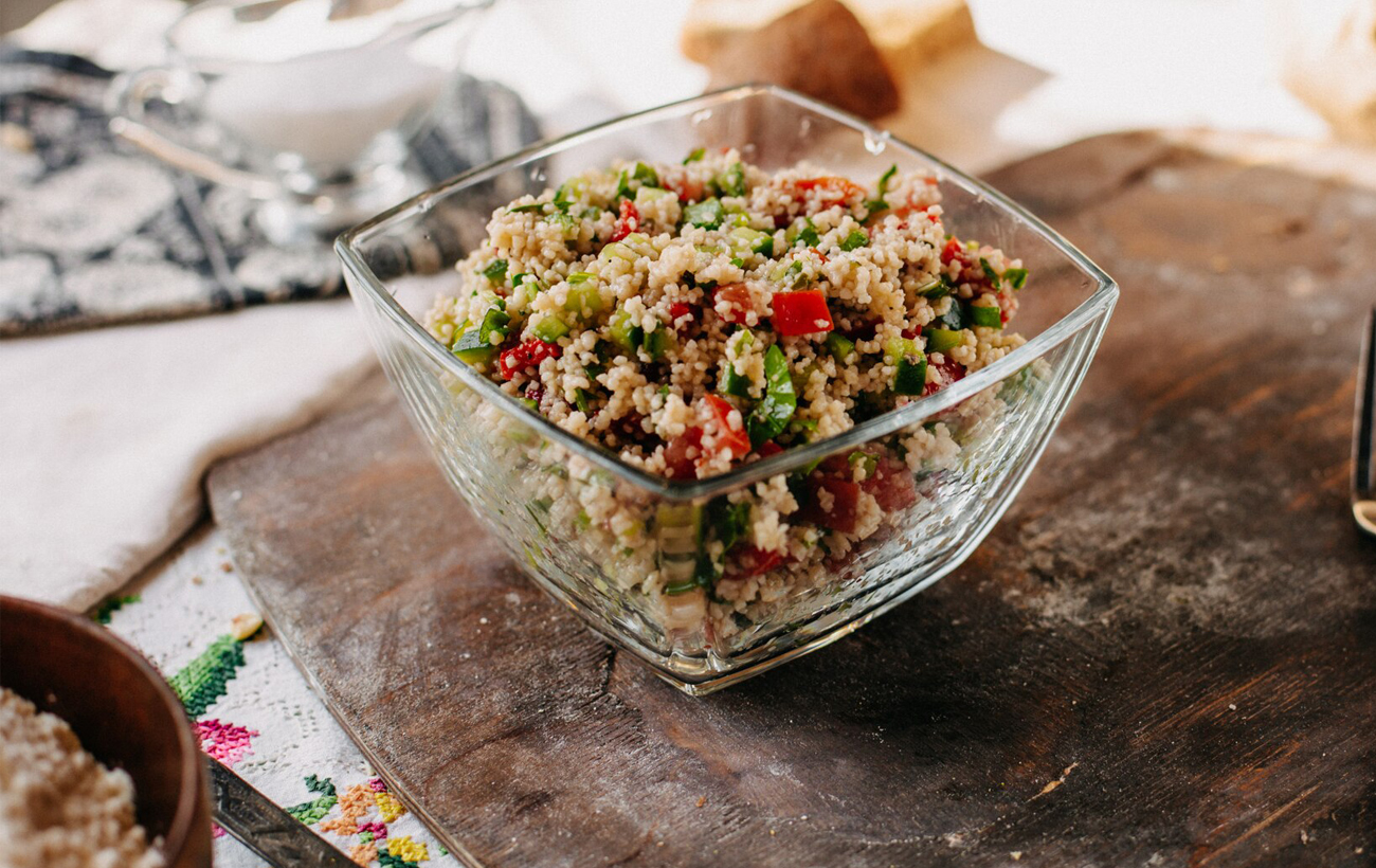 Полезно, легко и вкусно: 5 рецептов летних салатов с мясом и морепродуктами